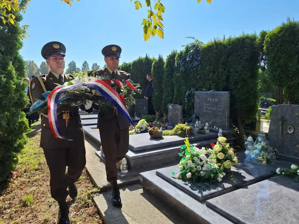 Položeni vijenci povodom 33. obljetnice pogibije Luke Andrijanića heroj obrane grada Vukovara