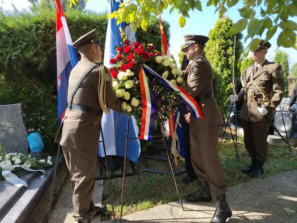 Položeni vijenci povodom 33. obljetnice pogibije Luke Andrijanića heroj obrane grada Vukovara