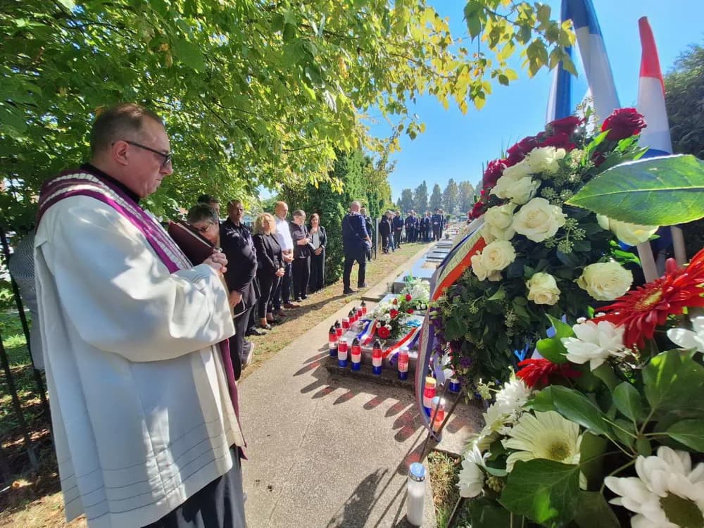 Položeni vijenci povodom 33. obljetnice pogibije Luke Andrijanića heroj obrane grada Vukovara