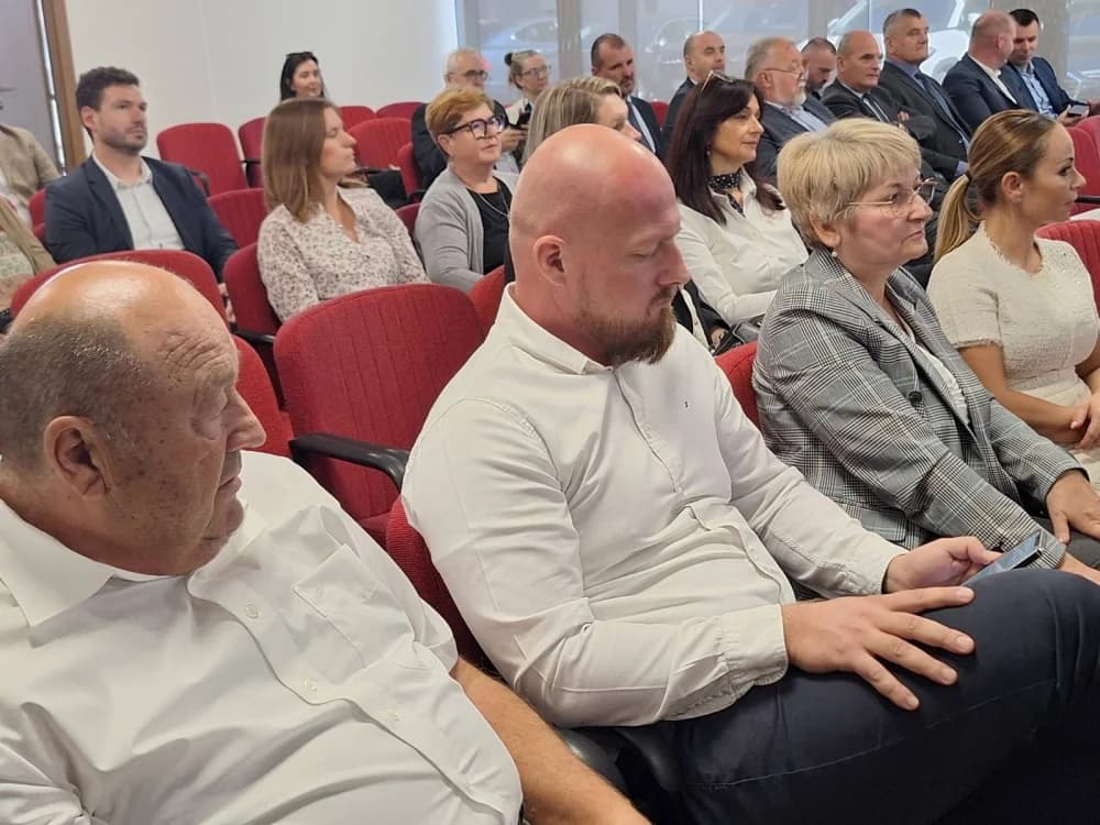 Najuspješnijim tvrtkama u Brodsko-posavskoj županiji dodijeljena priznanja Plaketa Zlatna kuna 2024.