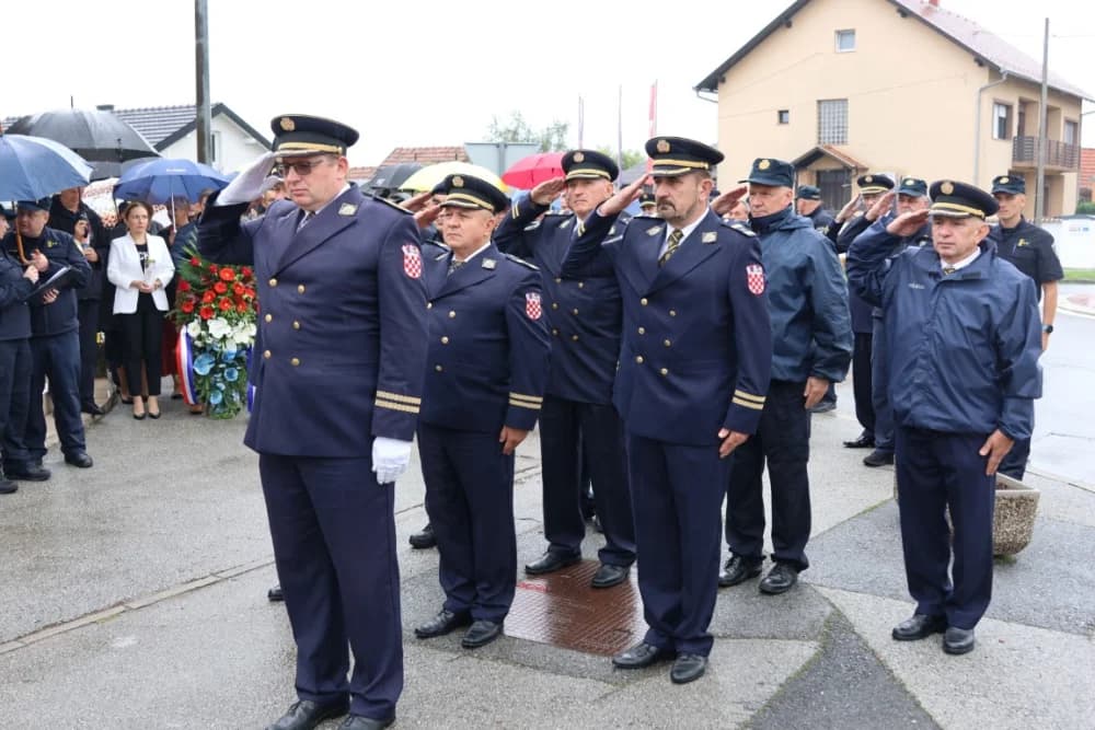 Uz Dan policije položeni vijenci i položene svijeće kod Spomen obilježja u Ruščici
