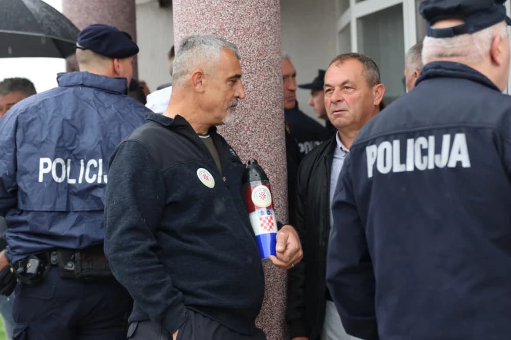 Uz Dan policije položeni vijenci i položene svijeće kod Spomen obilježja u Ruščici