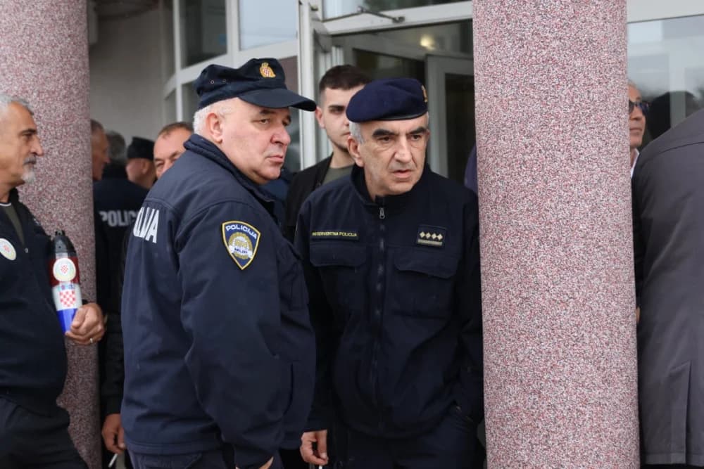 Uz Dan policije položeni vijenci i položene svijeće kod Spomen obilježja u Ruščici