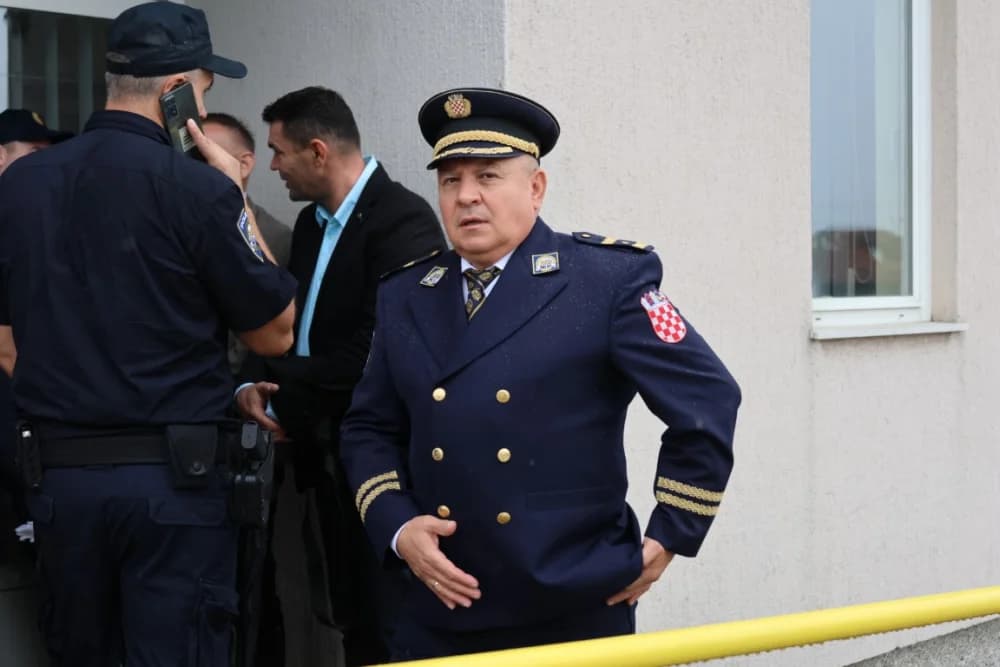 Uz Dan policije položeni vijenci i položene svijeće kod Spomen obilježja u Ruščici