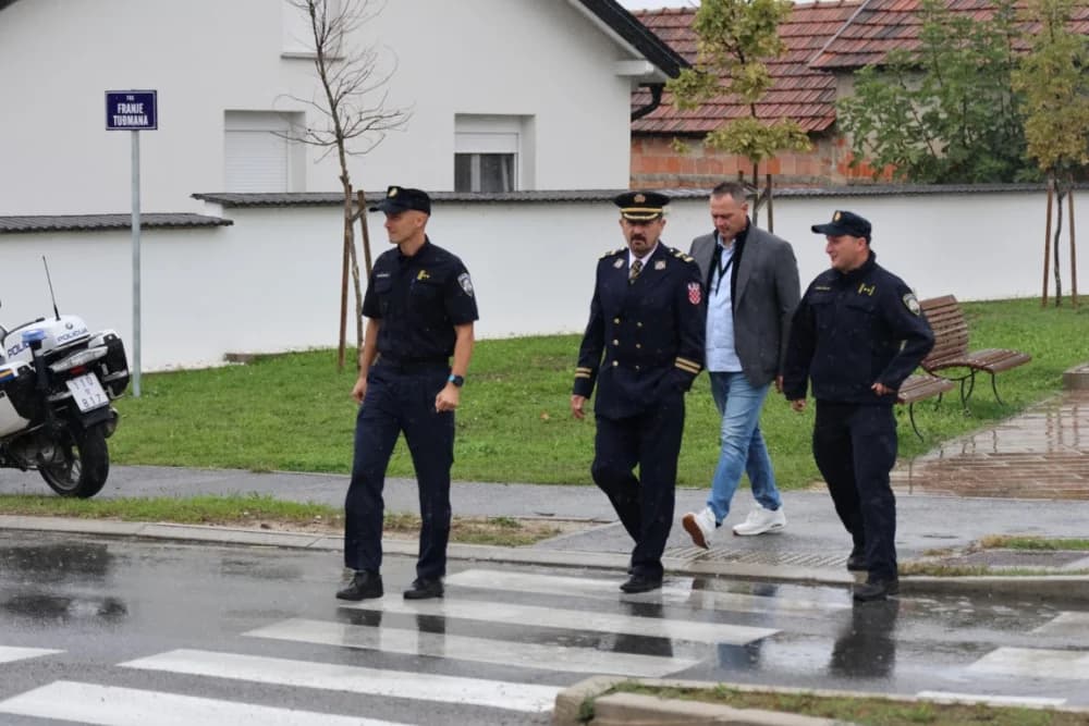 Uz Dan policije položeni vijenci i položene svijeće kod Spomen obilježja u Ruščici