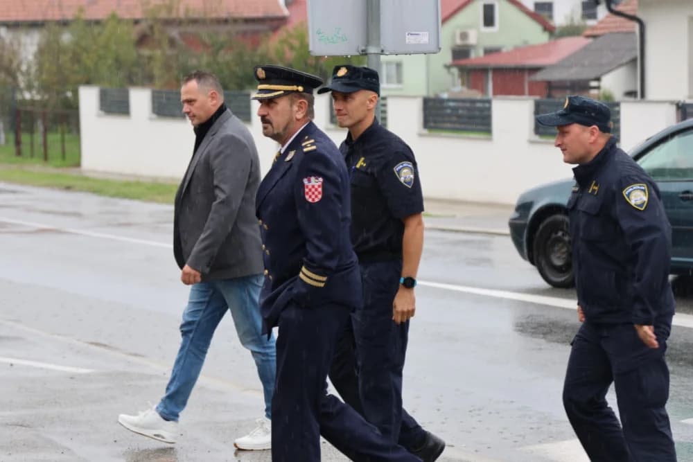 Uz Dan policije položeni vijenci i položene svijeće kod Spomen obilježja u Ruščici