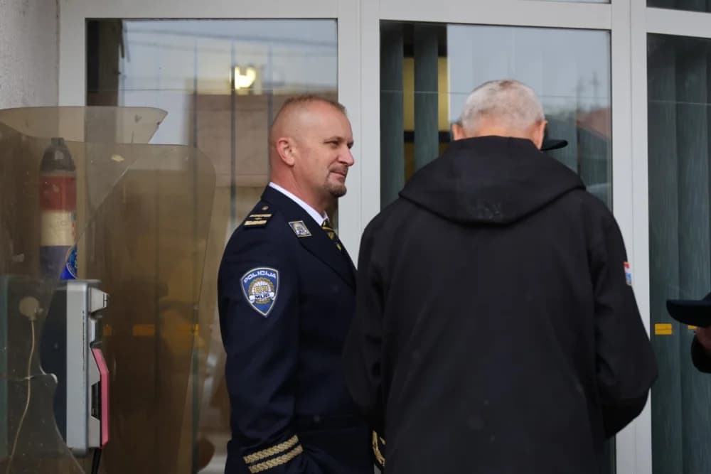 Uz Dan policije položeni vijenci i položene svijeće kod Spomen obilježja u Ruščici