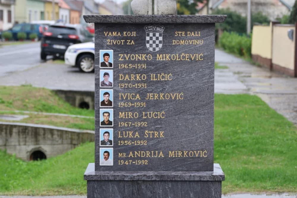 Uz Dan policije položeni vijenci i položene svijeće kod Spomen obilježja u Ruščici