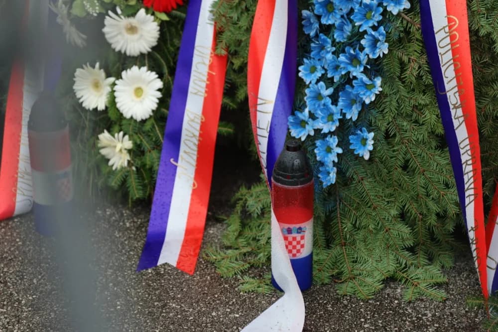Uz Dan policije položeni vijenci i položene svijeće kod Spomen obilježja u Ruščici
