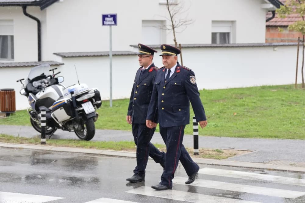 Uz Dan policije položeni vijenci i položene svijeće kod Spomen obilježja u Ruščici