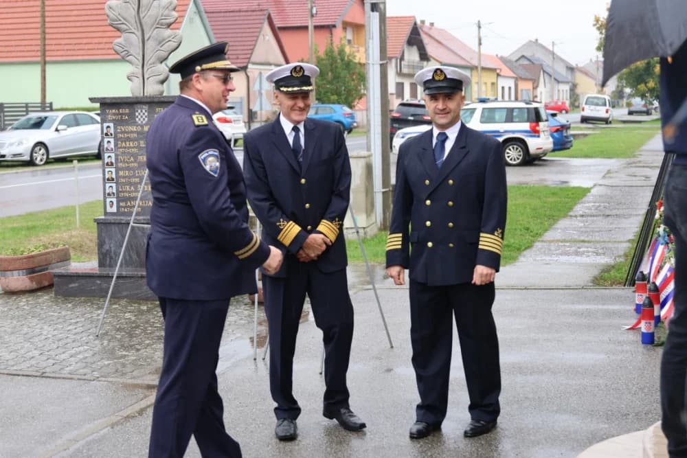 Uz Dan policije položeni vijenci i položene svijeće kod Spomen obilježja u Ruščici