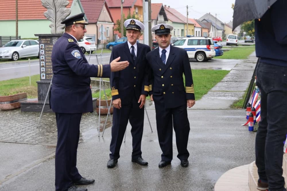 Uz Dan policije položeni vijenci i položene svijeće kod Spomen obilježja u Ruščici