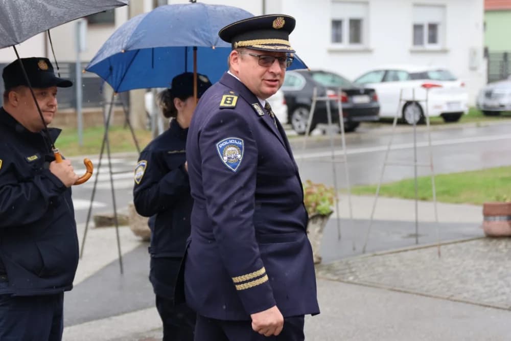 Uz Dan policije položeni vijenci i položene svijeće kod Spomen obilježja u Ruščici