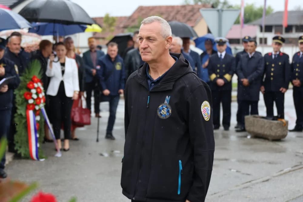Uz Dan policije položeni vijenci i položene svijeće kod Spomen obilježja u Ruščici