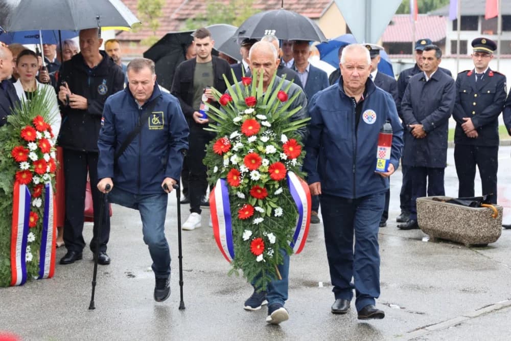 Uz Dan policije položeni vijenci i položene svijeće kod Spomen obilježja u Ruščici
