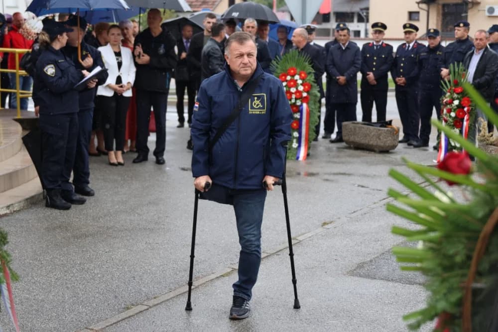 Uz Dan policije položeni vijenci i položene svijeće kod Spomen obilježja u Ruščici