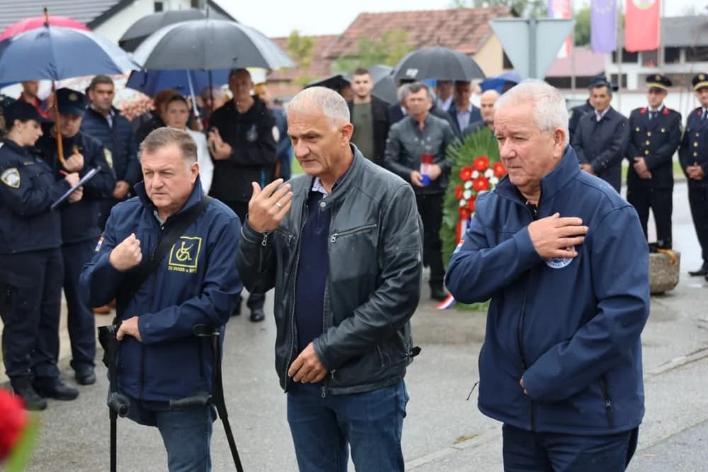 Uz Dan policije položeni vijenci i položene svijeće kod Spomen obilježja u Ruščici