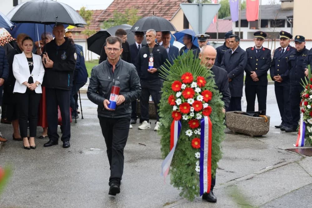 Uz Dan policije položeni vijenci i položene svijeće kod Spomen obilježja u Ruščici