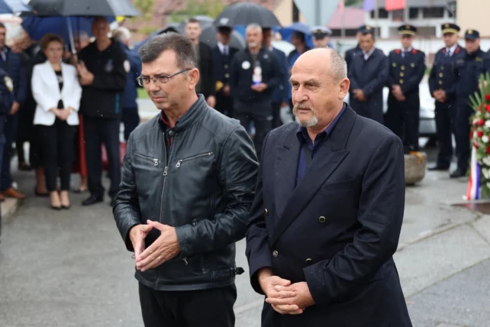 Uz Dan policije položeni vijenci i položene svijeće kod Spomen obilježja u Ruščici