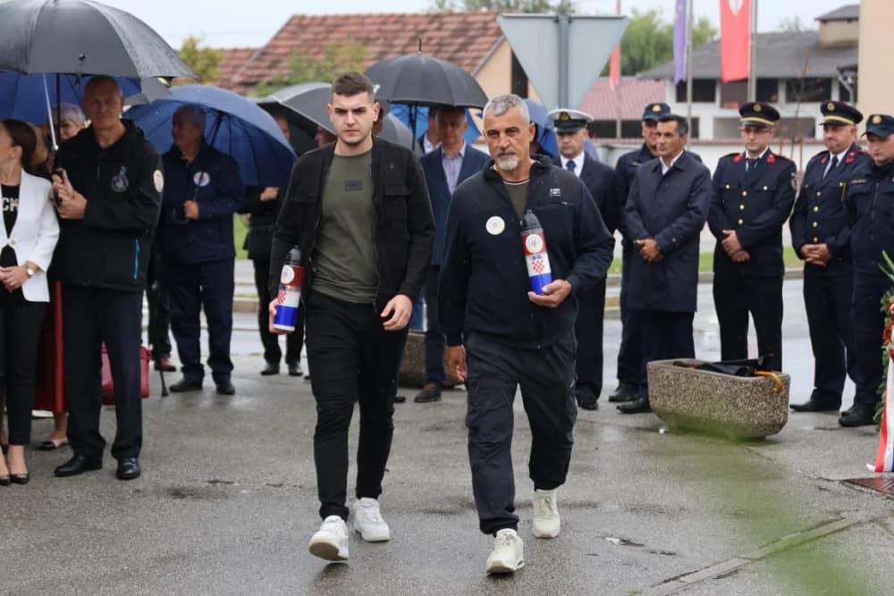 Uz Dan policije položeni vijenci i položene svijeće kod Spomen obilježja u Ruščici