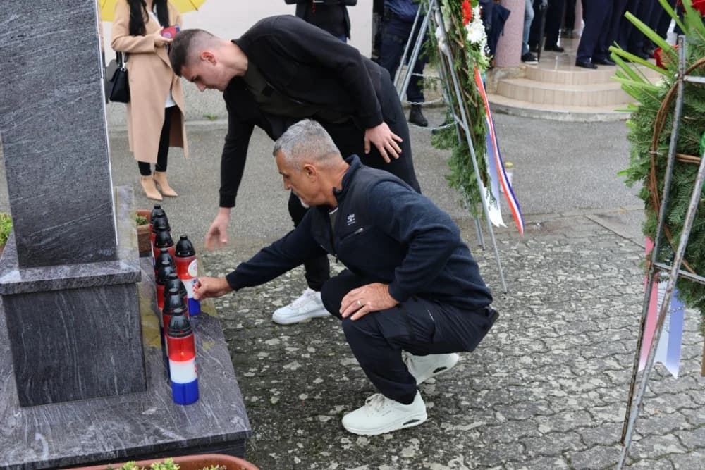 Uz Dan policije položeni vijenci i položene svijeće kod Spomen obilježja u Ruščici