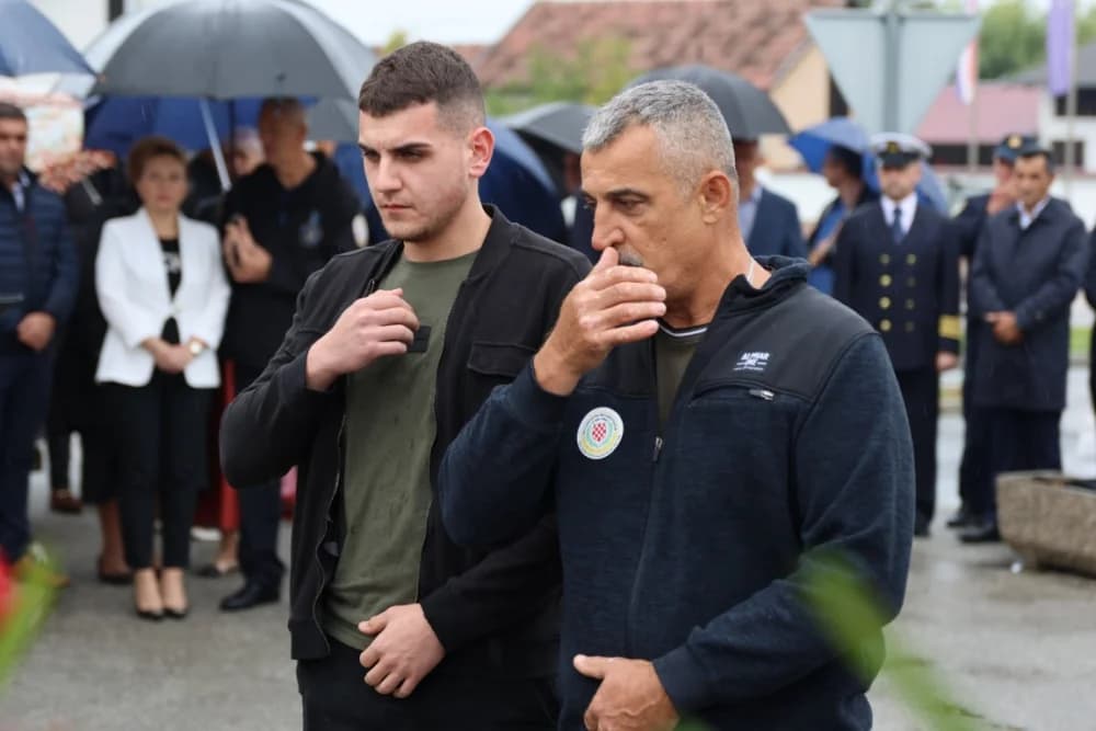 Uz Dan policije položeni vijenci i položene svijeće kod Spomen obilježja u Ruščici