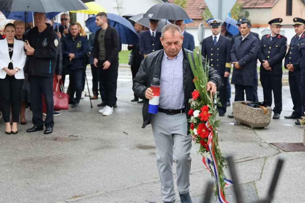 Uz Dan policije položeni vijenci i položene svijeće kod Spomen obilježja u Ruščici
