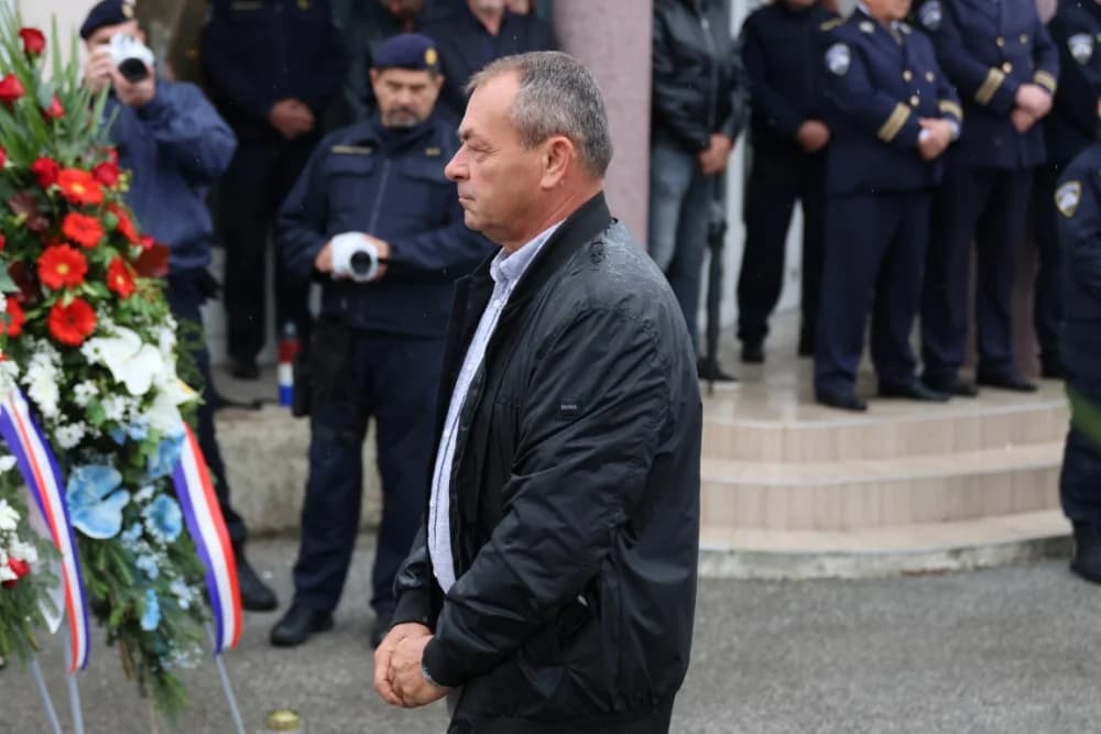Uz Dan policije položeni vijenci i položene svijeće kod Spomen obilježja u Ruščici