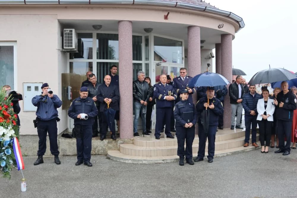 Uz Dan policije položeni vijenci i položene svijeće kod Spomen obilježja u Ruščici