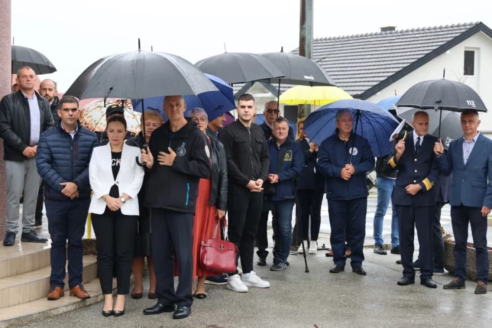 Uz Dan policije položeni vijenci i položene svijeće kod Spomen obilježja u Ruščici