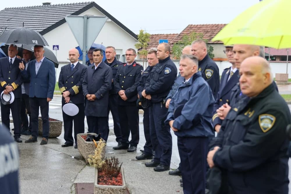 Uz Dan policije položeni vijenci i položene svijeće kod Spomen obilježja u Ruščici