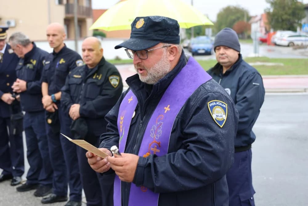 Uz Dan policije položeni vijenci i položene svijeće kod Spomen obilježja u Ruščici