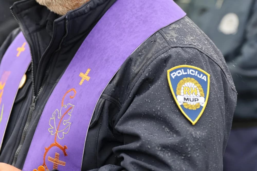 Uz Dan policije položeni vijenci i položene svijeće kod Spomen obilježja u Ruščici