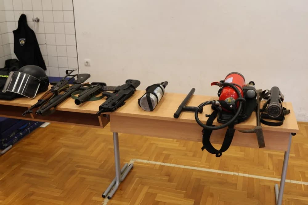(FOTO-VIDEO) Mališani s oduševljenjem pratili pokaznu vježbu specijalne policije te razgledali opremu i naoružanje