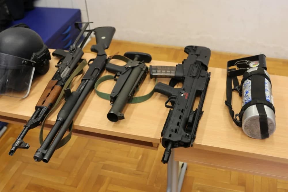 (FOTO-VIDEO) Mališani s oduševljenjem pratili pokaznu vježbu specijalne policije te razgledali opremu i naoružanje