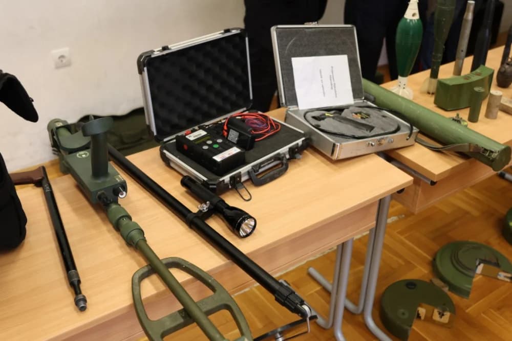 (FOTO-VIDEO) Mališani s oduševljenjem pratili pokaznu vježbu specijalne policije te razgledali opremu i naoružanje