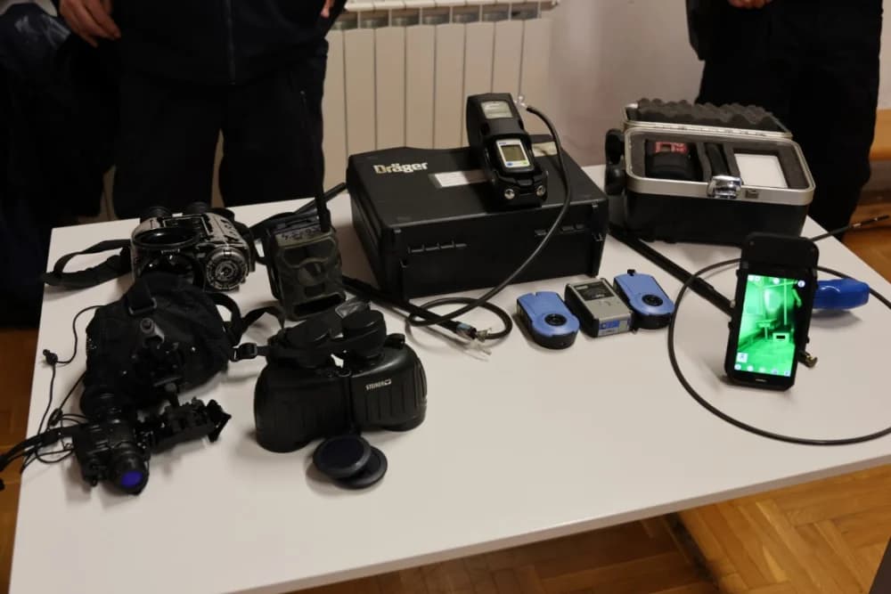 (FOTO-VIDEO) Mališani s oduševljenjem pratili pokaznu vježbu specijalne policije te razgledali opremu i naoružanje