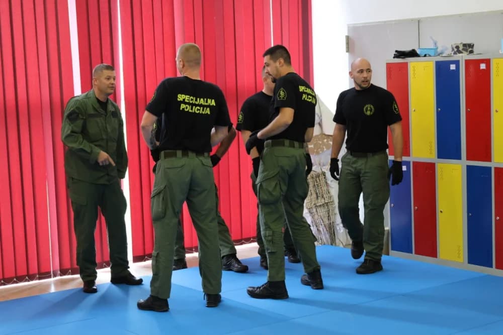 (FOTO-VIDEO) Mališani s oduševljenjem pratili pokaznu vježbu specijalne policije te razgledali opremu i naoružanje
