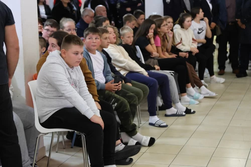 (FOTO-VIDEO) Mališani s oduševljenjem pratili pokaznu vježbu specijalne policije te razgledali opremu i naoružanje