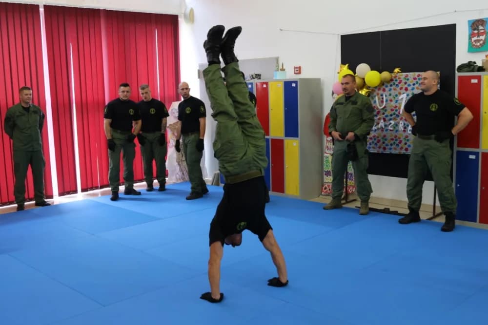 (FOTO-VIDEO) Mališani s oduševljenjem pratili pokaznu vježbu specijalne policije te razgledali opremu i naoružanje