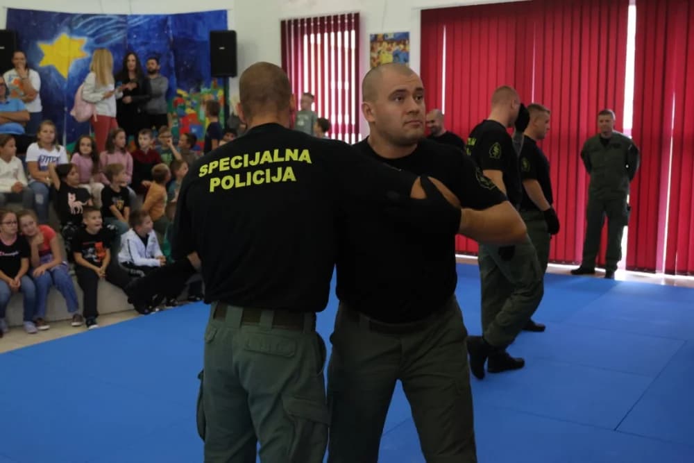 (FOTO-VIDEO) Mališani s oduševljenjem pratili pokaznu vježbu specijalne policije te razgledali opremu i naoružanje