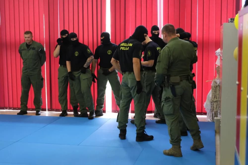 (FOTO-VIDEO) Mališani s oduševljenjem pratili pokaznu vježbu specijalne policije te razgledali opremu i naoružanje