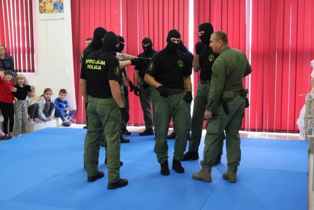 (FOTO-VIDEO) Mališani s oduševljenjem pratili pokaznu vježbu specijalne policije te razgledali opremu i naoružanje