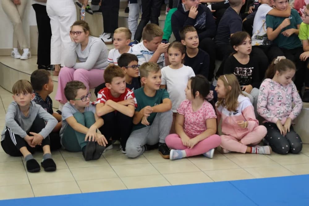 (FOTO-VIDEO) Mališani s oduševljenjem pratili pokaznu vježbu specijalne policije te razgledali opremu i naoružanje