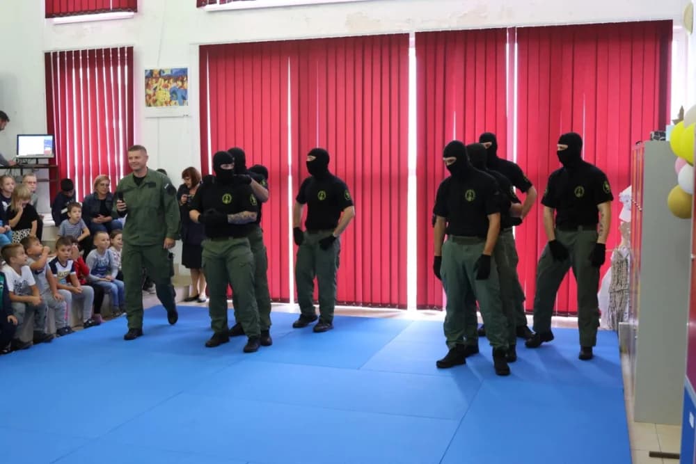 (FOTO-VIDEO) Mališani s oduševljenjem pratili pokaznu vježbu specijalne policije te razgledali opremu i naoružanje