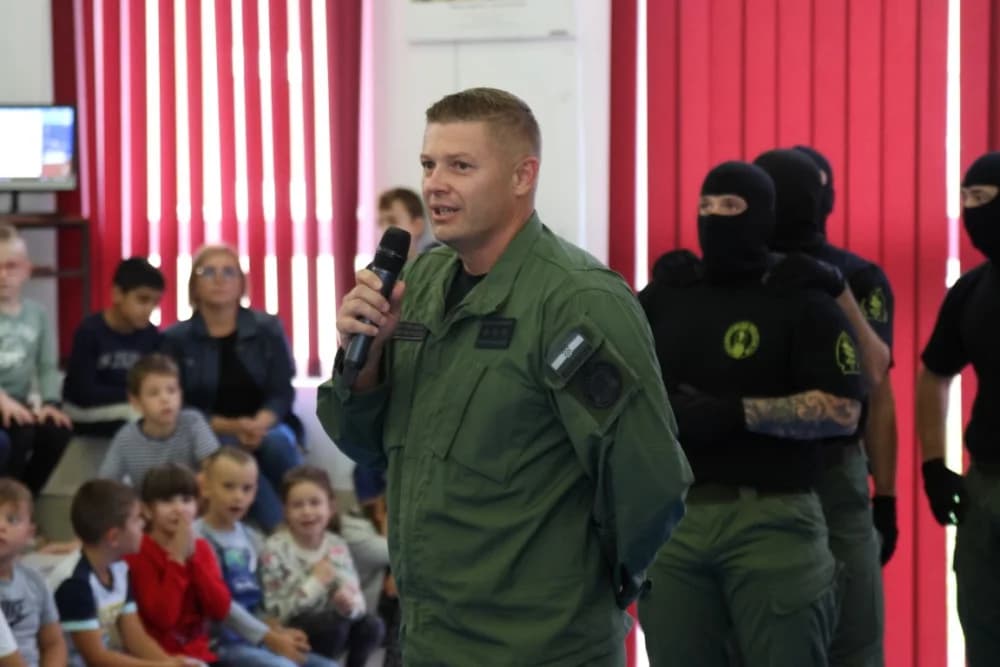 (FOTO-VIDEO) Mališani s oduševljenjem pratili pokaznu vježbu specijalne policije te razgledali opremu i naoružanje