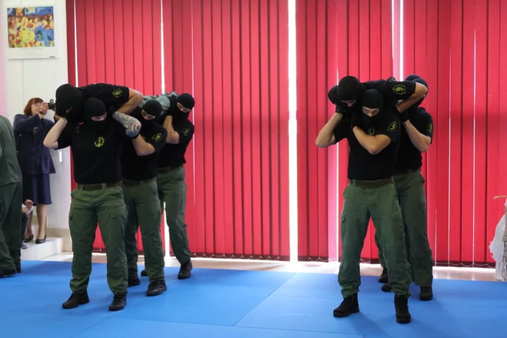 (FOTO-VIDEO) Mališani s oduševljenjem pratili pokaznu vježbu specijalne policije te razgledali opremu i naoružanje