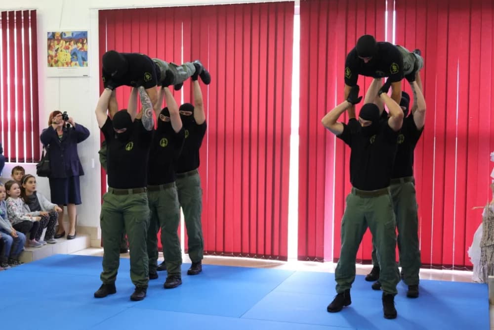 (FOTO-VIDEO) Mališani s oduševljenjem pratili pokaznu vježbu specijalne policije te razgledali opremu i naoružanje