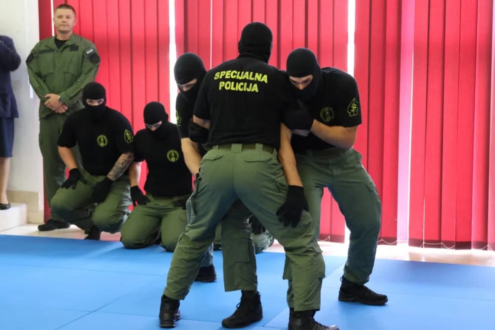(FOTO-VIDEO) Mališani s oduševljenjem pratili pokaznu vježbu specijalne policije te razgledali opremu i naoružanje