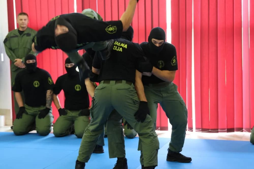 (FOTO-VIDEO) Mališani s oduševljenjem pratili pokaznu vježbu specijalne policije te razgledali opremu i naoružanje